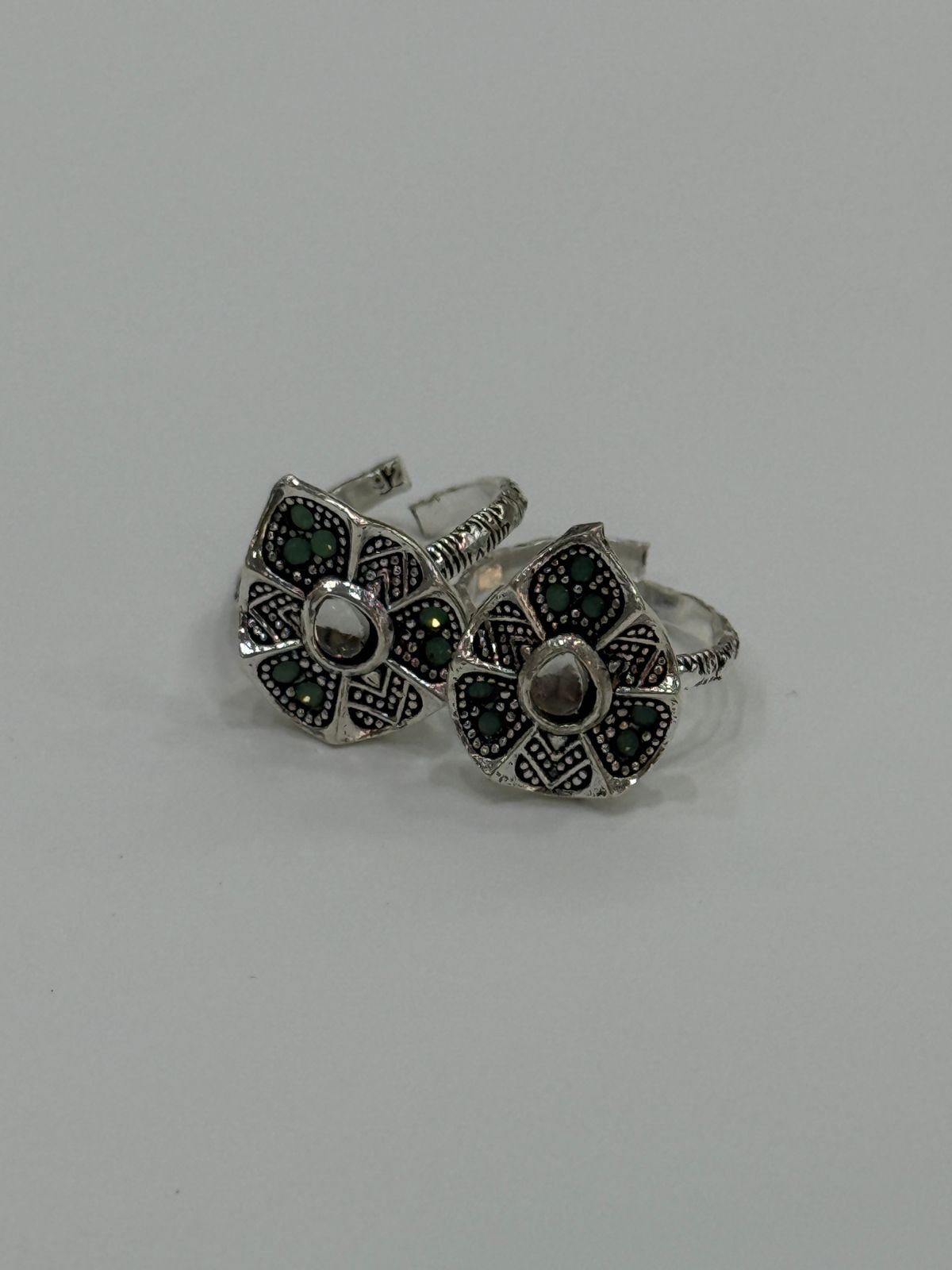 92.5 Silver Oxidised Green Gemstone Antique Kundan Toe Ring